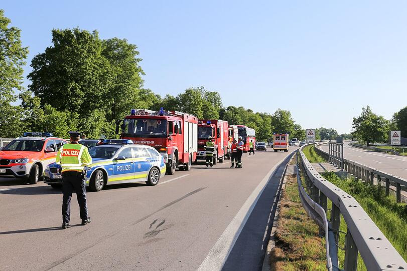 Der Autobahnabschnitt ist mit Schrott-Teilen übersät - die Bilder von der Unfallstelle auf der A95 Richtung Garmisch.