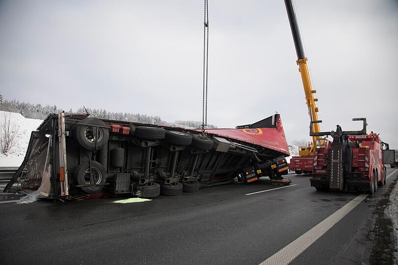 Bei dem Unfall auf der A8 ist ein Lastwagen mit teilweise entzündlichen Stoffen umgekippt. Die Bergungsarbeiten dauerten mehrere Stunden an.