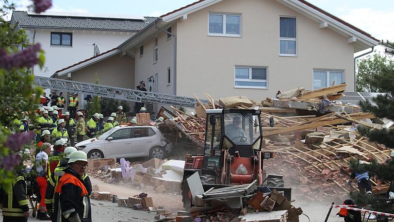 Rettenbach: Einsatzkräfte räumen an einem zerstörten Haus Schutt beiseite. In den Morgenstunden kam es dort zu einer Explosion, Menschen wurden dabei verschüttet. Nach der Hausexplosion mit zwei Toten im Allgäu will die Staatsanwaltschaft bis Anfang 2020 die Ermittlungen abschließen. Im Mai war das von einer Familie bewohnte Haus bei einer Gasexplosion in sich zusammengestürzt.
