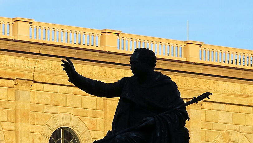 Dank des Spiels mit dem Schatten, erscheint König Max I. Joseph mal in einem ganz anderen Licht... Dank des Spiels mit dem Schatten, erscheint König Max I. Joseph mal in einem ganz anderen Licht...