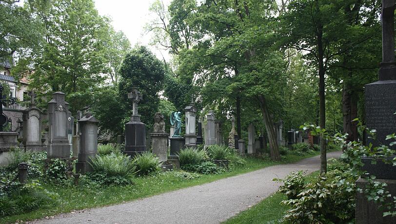 Auf dem Alten Südliche Friedhof gibt es neben dem alten Schöpfbrunnen noch viele weitere Kulturdenkmäler. Auf dem Alten Südliche Friedhof gibt es neben dem alten Schöpfbrunnen noch viele weitere Kulturdenkmäler.