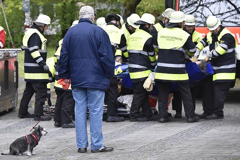Die Feurwehr musste den Patienten mit schwerem Gerät aus der Wohnung transportieren.