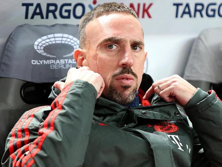 Münchens Franck Ribéry richtet sich seinen Kragen auf der Ersatzbank. Foto: Andreas Gora/Archiv
