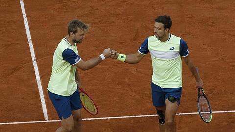 Kevin Krawietz (l) und Andreas Mies klatschen sich nach einem Ballwechsel ab.