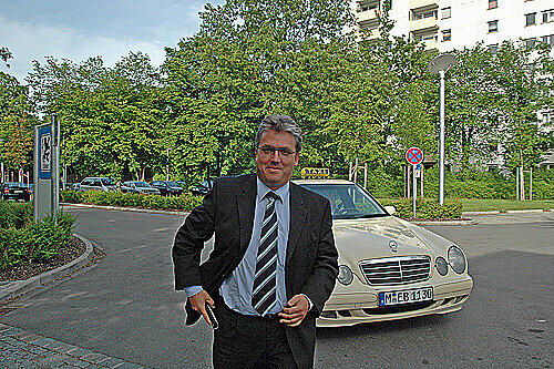 Christoph Öfele, Aufsichtsratschef der KGaA und Aufsichtsratsmitglied des Vereins, kommt im Taxi vorgefahren.