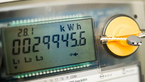 Ein Stromzähler in einem privaten Haushalt.
Grundversorger von Strom oder Gas dürfen ab November beim Preis keinen Unterschied zwischen Bestands- und Neukunden machen.