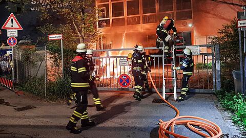 In der Nacht zu Freitag löschte die Münchner Feuerwehr zwei brennende E-Autos auf einem Betriebsgelände.