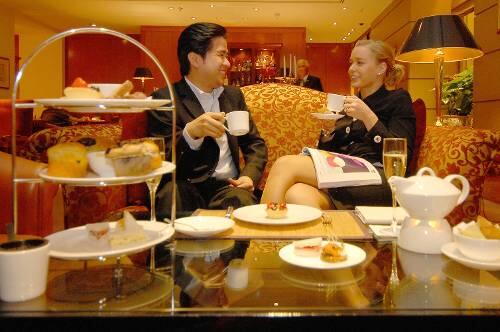 Teestunde im luxuriösen &bdquo;Mandarin Oriental&ldquo; &ndash; auf plüschigen Sofas, mit edlem Porzellan, Stövchen, dreistöckiger Étagere...