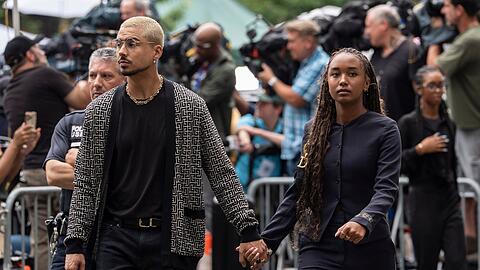 Chance Combs (rechts) und Quincy Brown (links), Tochter und Sohn von Sean "Diddy" Combs, kommen in New York am Gericht an.