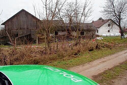 Der Tatort: Der Bauernhof im Weiler Gütenland in Neunkirchen vorm Wald. Die Leiche war im Silo (hinten li.) versteckt.