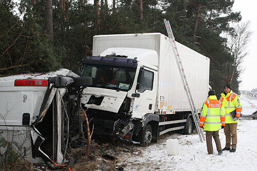 Der 18-Tonner schob den Kleintransporter neben der Autobahn gegen einen Baum &ndash; für den Sprinter-Fahrer kam jede Hilfe zu spät.
