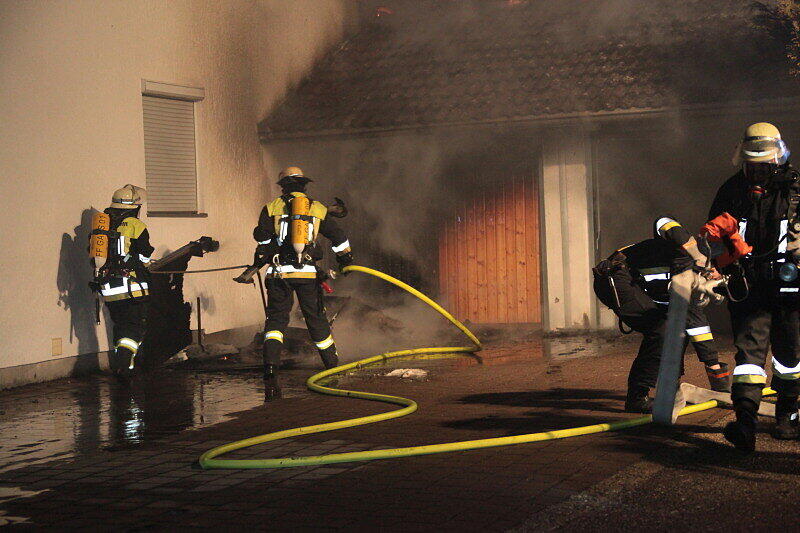 Zu einem Garagenbrand in Dörfl wurden mehrere Feuerwehren alarmiert. Das Feuer ist vermutlich im Dachbereich der Garage ausgebrochen und griff auf das Wohnhaus über.
