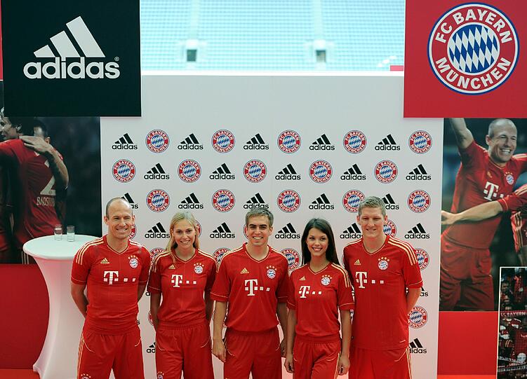 Das neue Heimtrikot für die kommende Spielzeit: In der Allianz Arena hat der FC Bayern die neuen Leiberl vorgestellt. Die Bilder
