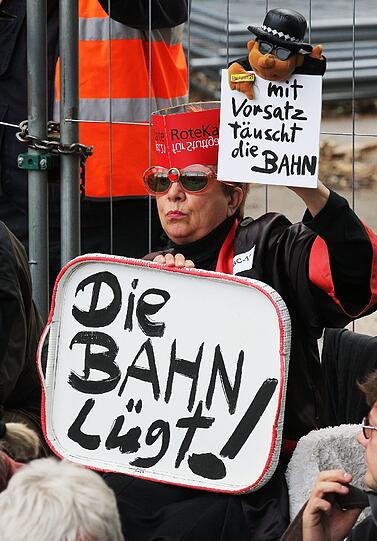 Die Demonstranten in Stuttgart hatten keine Chance. Die Polizei griff sofort in den Sitzstreik ein und trug die Streiker kurzerhand aus dem Weg.
