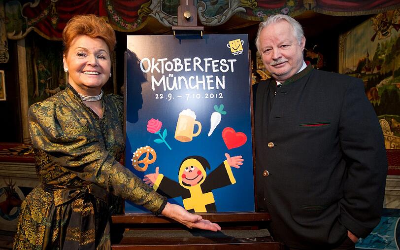 Tourismusdirektorin Gabriele Weishäupl präsentiert das neue Plakat. Wir zeigen die schrägsten Bilder von der Wiesn 2011. Einfach weiterklicken!
