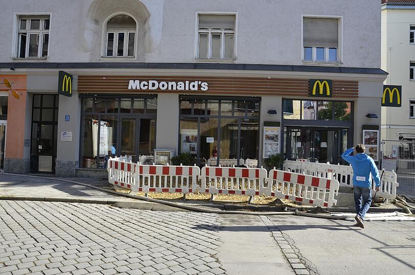 Schwabing am Tag nach der Bombensprengung: Die Spuren der Detonation sind deutlich zu erkennen, teilweise hat sie schwere Schäden verursacht. Derzeit werden die Schäden an den Gebäuden der Umgebung erfasst.