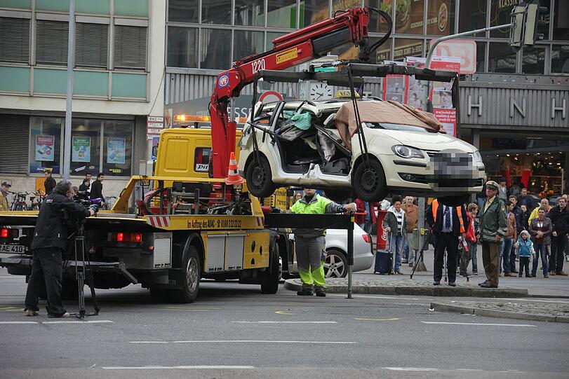 Schwerer Tram-Unfall am Hauptbahnhof: Das Taxi wird abgeschleppt