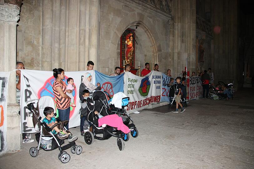 Mit Kinderwagen und Transparenten: die Roma-Familien im Dom.