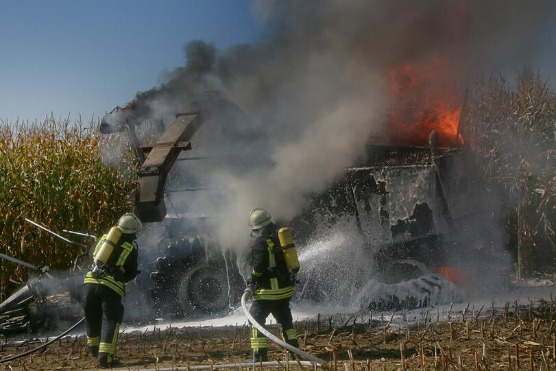 Der Maishäcksler fing Feuer, die anrückenden Wehren hatten den Brand schnell unter Kontrolle.