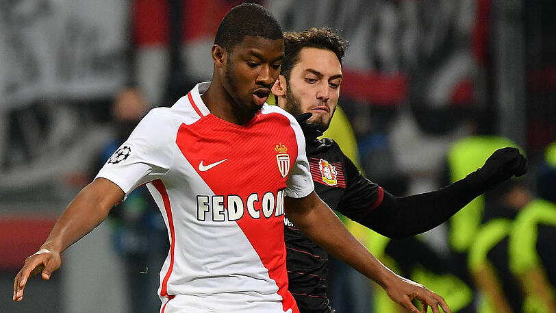 Im Mai 2015 hat Almamy Touré - hier im Duell mit dem Leverkusener Hakan Calhanoglu (rechts) - seinen Vertrag beim AS Monaco bis 30. Juni 2019 verlängert.