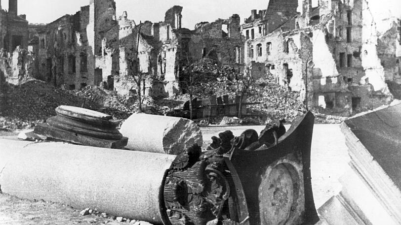 Hausruinen in der polnischen Hauptstadt Warschau im Jahre 1945.