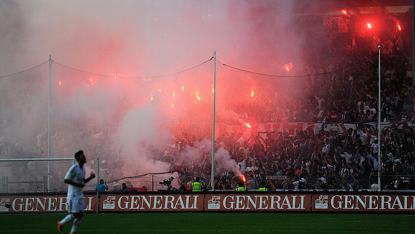 Istanbul-Fans im Juli 2013 im Rahmen eines Testspiels gegen FC St. Pauli im Millerntorstadion.