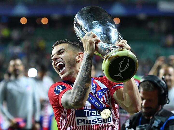 Lucas Hernandez von Atletico Madrid jubelt mit dem Pokal. Foto: Marius Becker/Archiv