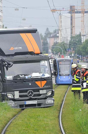 Zwei Lastwagen bleiben im matschigen Boden stecken - ein Verkehrschaos folgt. Die Bilder zum kuriosen Vorfall.