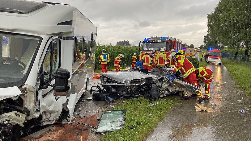 Der Fahrer des Mustang wurde schwer, die anderen Autofahrer leicht verletzt. Die Bilder.
