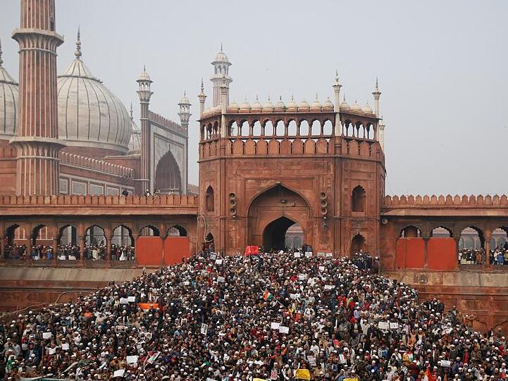 Demonstranten versammeln sich nach dem Freitagsgebet vor der Jama Masjid Moschee in Neu Delhi, um gegen das Staatsbürgerschaftsgesetz zu demonstrieren.