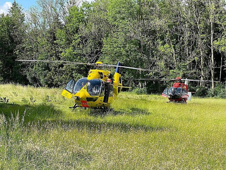 Rettungshubschrauber flogen Fahrer (34) und Beifahrer (21) des VW Touran ins Krankenhaus.