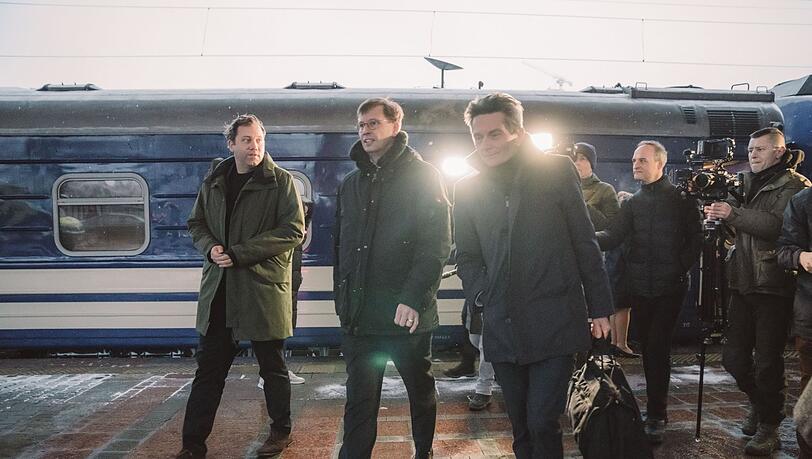 SPD-Parteichef Lars Klingbeil (l.) und SPD-Bundestags-Fraktionschef Rolf Mützenich (3.v.l.) bei ihrer Ankunft auf dem Bahnhof von Kiew. SPD-Parteichef Lars Klingbeil (l.) und SPD-Bundestags-Fraktionschef Rolf Mützenich (3.v.l.) bei ihrer Ankunft auf dem Bahnhof von Kiew.