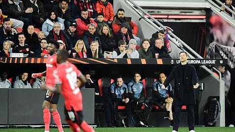 Bayers Trainer Xabi Alonso (r) reagiert an der Seitenlinie.