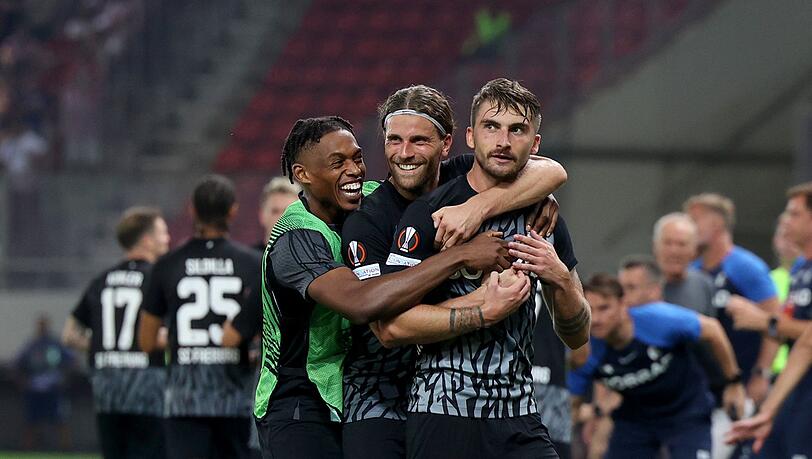 Maximilian Philipp (r) sicherte Freiburg bei Olympiakos den Sieg.