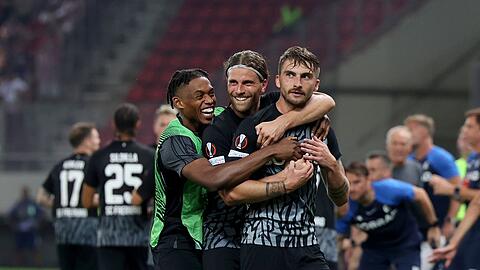 Maximilian Philipp (r) sicherte Freiburg bei Olympiakos den Sieg.