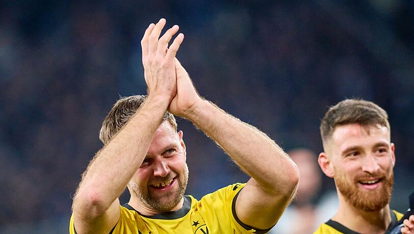 Dortmunds Niclas Füllkrug (l) lässt sich nach dem Sieg seiner Mannschaft von den Fans feiern.