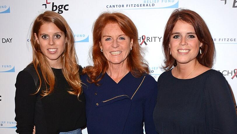 Inniges Verhältnis: Beatrice (l.) und Eugenie (r.) sind der ganze Stolz von Sarah Ferguson, die von 1986 bis 1996 mit Prinz Andrew verheiratet war.
