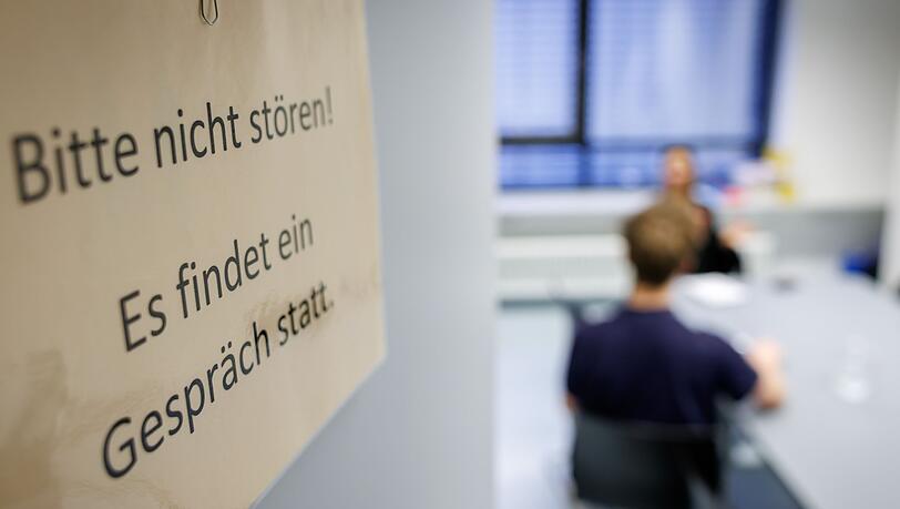 Die Therapie von Jonas ging &uuml;ber drei Monate, sie bestand aus Einzelgespr&auml;chen und sp&auml;ter einer w&ouml;chentlichen Gruppentherapie.
