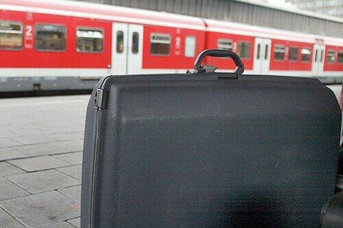 Ein Koffer auf einem Bahnsteig der Deutschen Bahn - auch die beiden nun festgenommenen Schmuggler reisten per Zug