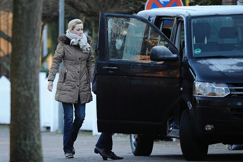 Christian Wulff und seine Gattin Bettina verlassen am Montag ihr Haus in Grossburgwedel
