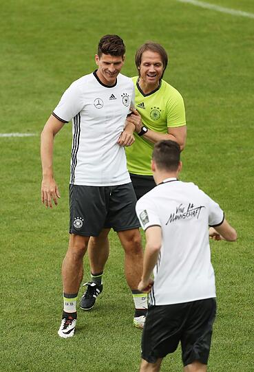 Co-Trainer Thomas Schneider (hinten) nimmt Angreifer Mario Gomez in Manndeckung.