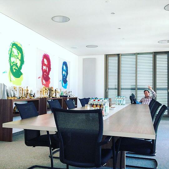 So sieht es aus, wenn sich Michael "Bully" Herbig im Homeoffice befindet.