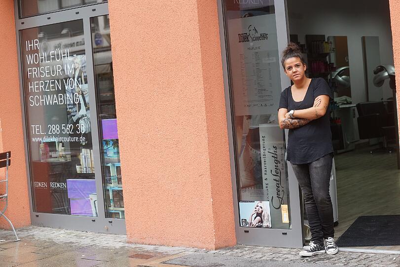 Damla Sahin, Friseurmeisterin, sagt: &bdquo;Es war für uns eine Katastrophe. Wir hatten zwar nach etwa drei Wochen wieder geöffnet, aber alles war verriegelt und man konnte uns von außen nicht richtig sehen.Acht Monate dauerten die Bauarbeiten bei uns. Das haben wir nur mit Ersparnissen und Krediten geschafft. Wir hatten Existenzängste.&ldquo;