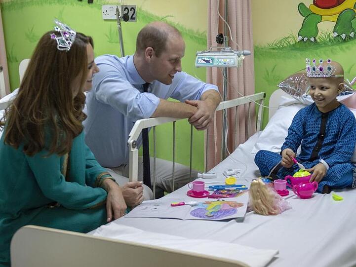 Bei einem Krankenhausbesuch sprechen William und Kate mit Wafia Remain, einem krebskranken Mädchen.