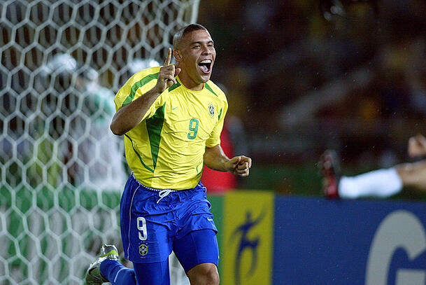 Ronaldo lief bei der WM 2002 mit einer gewöhnungsbedürftigen Frisur auf. Ronaldo lief bei der WM 2002 mit einer gewöhnungsbedürftigen Frisur auf.