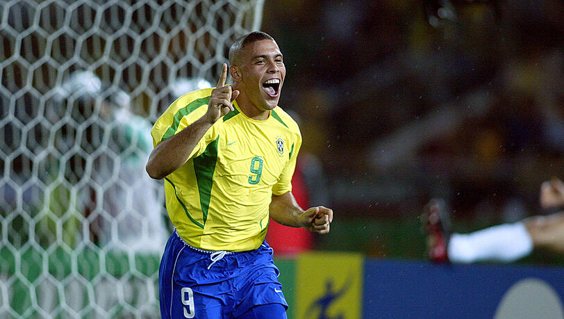 Ronaldo lief bei der WM 2002 mit einer gewöhnungsbedürftigen Frisur auf. Ronaldo lief bei der WM 2002 mit einer gewöhnungsbedürftigen Frisur auf.