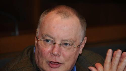 Es war ein gesellschaftspolitischer Auftrag: Auch als „historische Aufgabe“ bezeichnete der Angeklagte Wilhelm Schelsky (59) gestern seine AUB-Tätigkeit ganz zum Wohle von Siemens. Es war ein gesellschaftspolitischer Auftrag: Auch als „historische Aufgabe“ bezeichnete der Angeklagte Wilhelm Schelsky (59) gestern seine AUB-Tätigkeit ganz zum Wohle von Siemens.