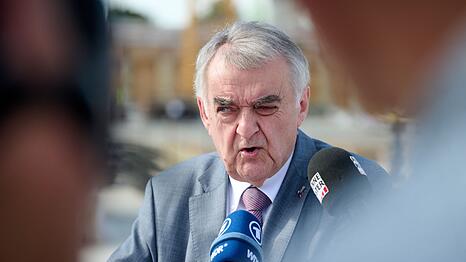 NRW-Innenminister Herbert Reul (CDU) lobte die Durchsuchungen als den "gr&ouml;&szlig;te Schlag gegen die Organisierte Kriminalit&auml;t seit mehreren Jahren".