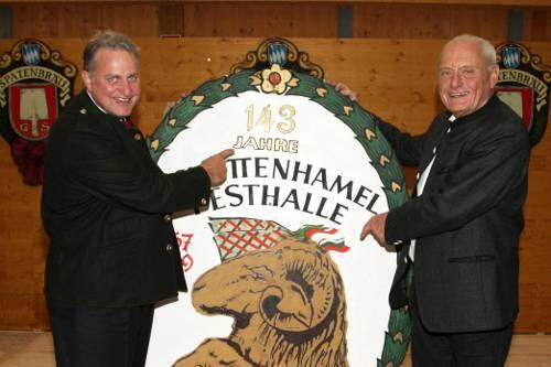 Beim Dekorieren ihrer weltberühmten Anzapf-Boxe legen die Festwirte Peter (r.) und Christian Schottenhamel selbst Hand an.