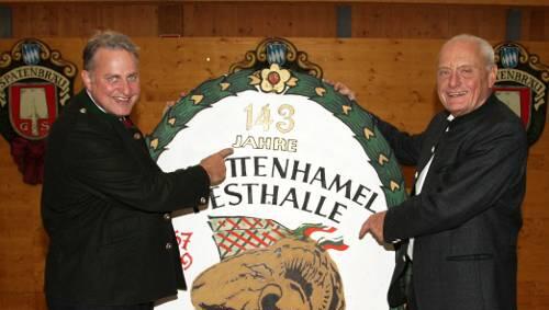Beim Dekorieren ihrer weltberühmten Anzapf-Boxe legen die Festwirte Peter (r.) und Christian Schottenhamel selbst Hand an. Beim Dekorieren ihrer weltberühmten Anzapf-Boxe legen die Festwirte Peter (r.) und Christian Schottenhamel selbst Hand an.